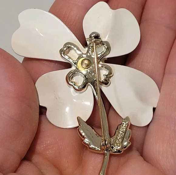 Vintage‎ Sarah Coventry Brooch Lapel Pin White Magnolia Flower Gift - Picture 2 of 3